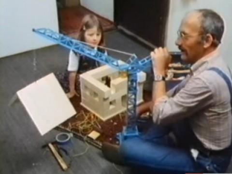 Peter schaut beim Hausbau zu