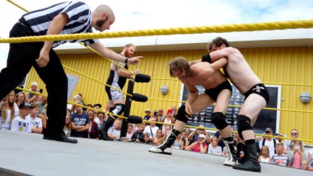 Ola-Conny deltar i wrestlingmatch