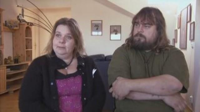 Familj med åtta barn i vattenskadat hus