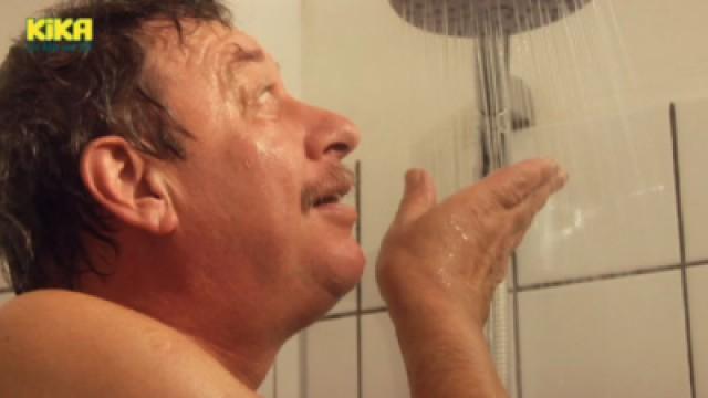 Christoph beim Duschen || Wasserhahn