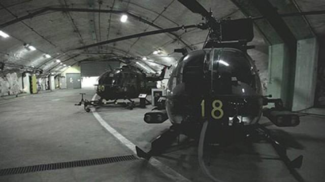 De underjordiska flygplanshangarerna