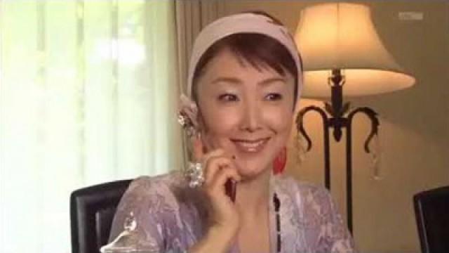 Mom's Best Friend is a Super-Celebrity Housewife! My First Big Chance and My Manuscript Disappears...!!