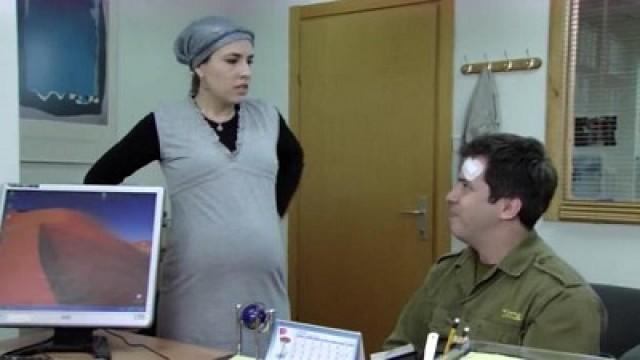 לאה חושדת שעבד מסייע לאויב