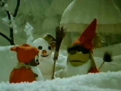 Drei Weihnachtsmänner im Schnee