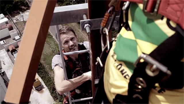 Felix stör en ingenjör på Jamaica