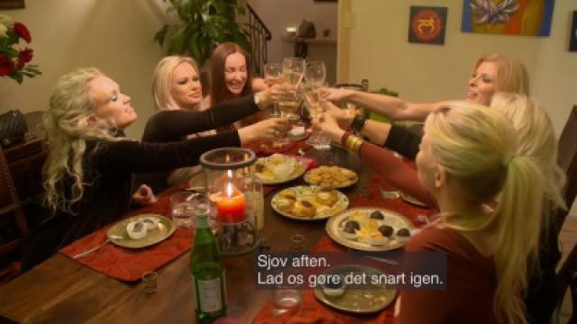 Hollywoodfruerne fester med hinanden