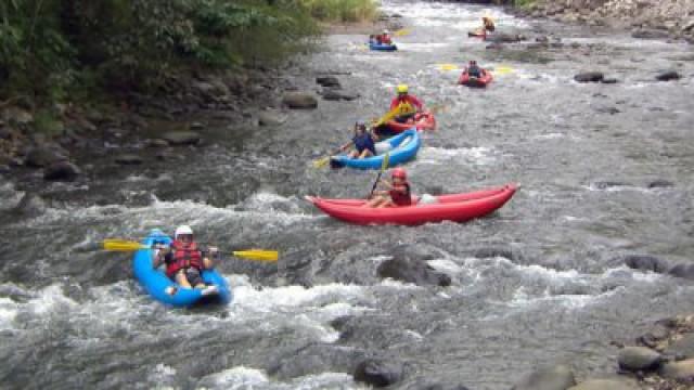 Eine Kajaktour auf einem reißenden Fluss