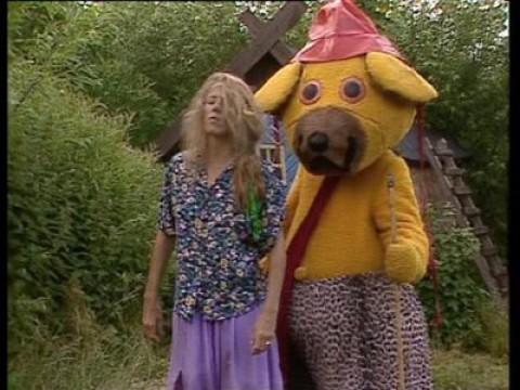 Viola kan være glad for, at det ikke er en trold, der bor i Bamses hus