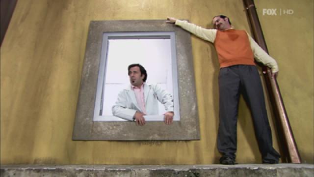 Un uomo da cornicione
