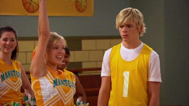 Cheerleader e giocatori di basket