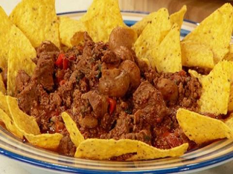 Nachos, Re-Fried Beans, Guacamole, Spicy Tomato Salsa, Chilli-Con-Carne