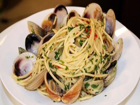 Spaghetti Con Vongole, Scallop and Mango Rice Paper Rolls, Lobster Quattro