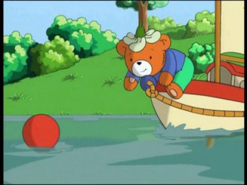 Tchoupi has his feet in the water