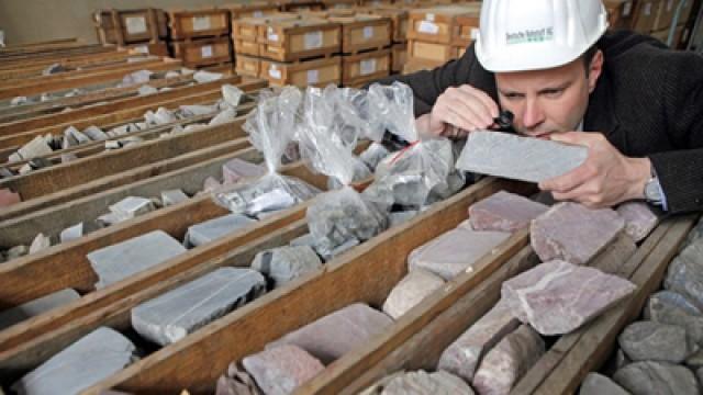 Seltene Erden - Mit allen Mitteln aus der Rohstoffklemme