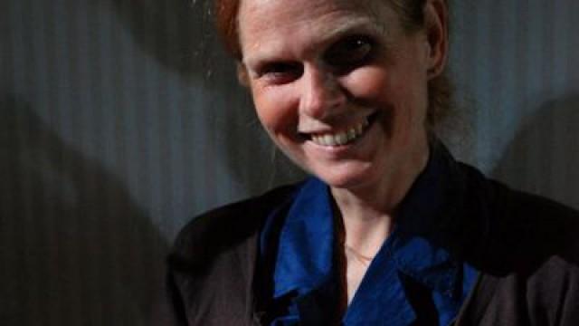 Stolt mamma ammar sin femåring