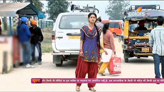 Bani's aunt and uncle finally arrive at the station where Bani's father takes them in the car he booked