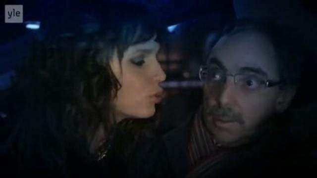 Musiikkivideo Aikuinen nainen hunningolla