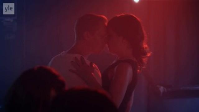 Musiikkivideo Jos et sä soita tiukasti hanuria