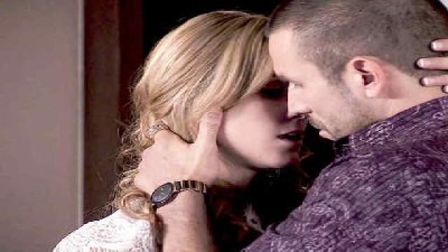 Belén recibe con agrado el beso de Casillas