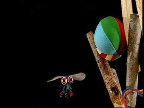La mosca juga amb la pilota