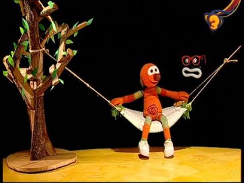 En Mic es vol gronxar a l'hamaca
