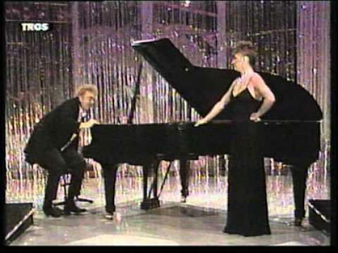S01E117 Pianist En Zangeres Die Haar Slipje Verliest
