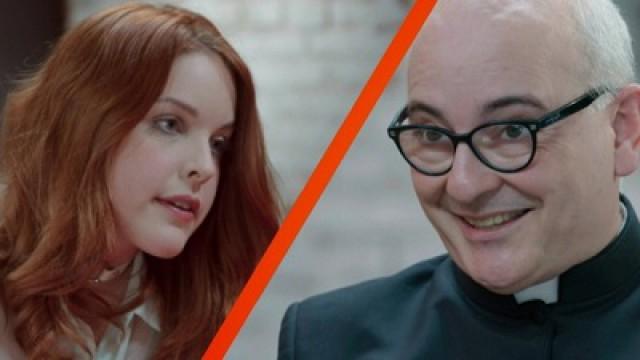 Amarna Miller y el padre Fortea