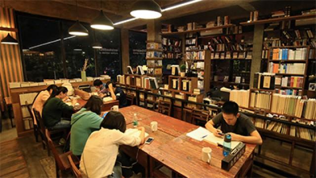 Lighting up the City: A 24-hour Book Store in China