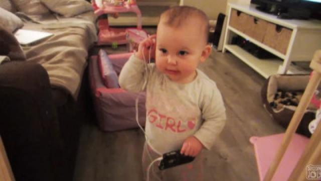 BABY DISCOVERS MUSIC
