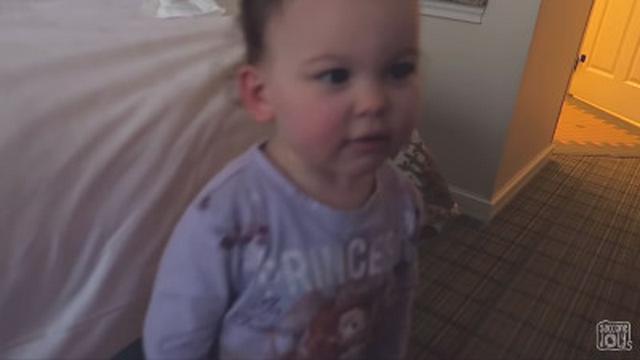 TODDLER MEETS ANNA & ELSA IN DISNEY WORLD!