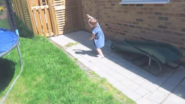 BABY SINGING VLOGGER!