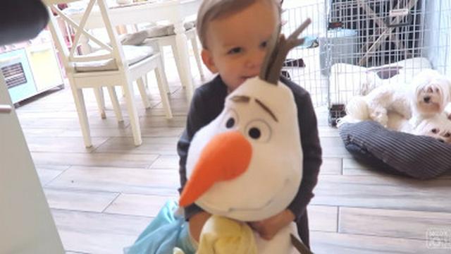 MAKING A FROZEN CHRISTMAS ROOM!