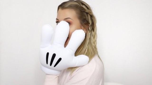 JE ME MAQUILLE AVEC LES MAINS DE MICKEY ????