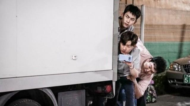 어둠 속 들려온 작은 목소리