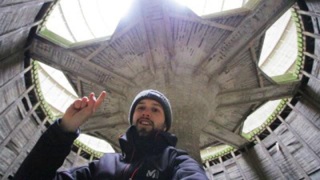 A l'interieur de la tour de refroidissement d'une centrale abandonnée