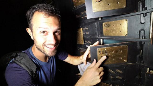 À L’intérieur d'une banque abandonnée (Salle des coffres)