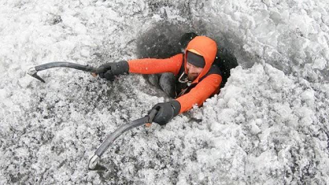 Exploration d'une grotte de glace souterraine (Claustrophobie)