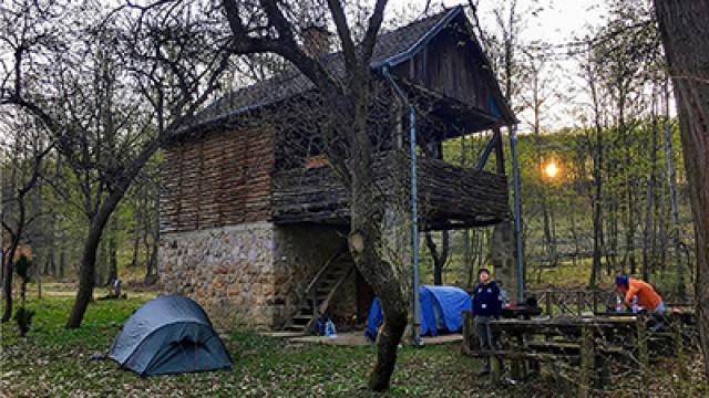Camping at the most abandoned hunting lodge in Cserhát