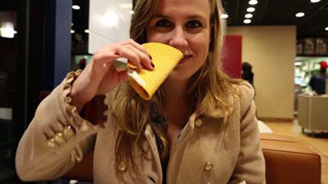 JULIETTE TRIES TACO BELL!