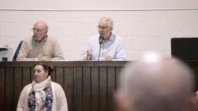 Wie verdient er aan uw schulden?