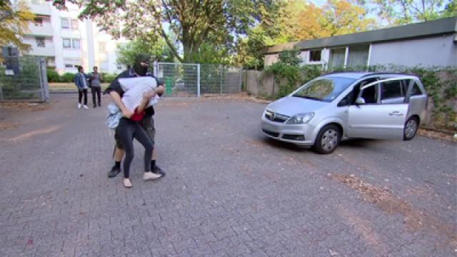 Maskierter Mann greift sich Schülerin!