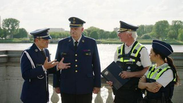 Bart and Nora help the music band of the Antwerp police