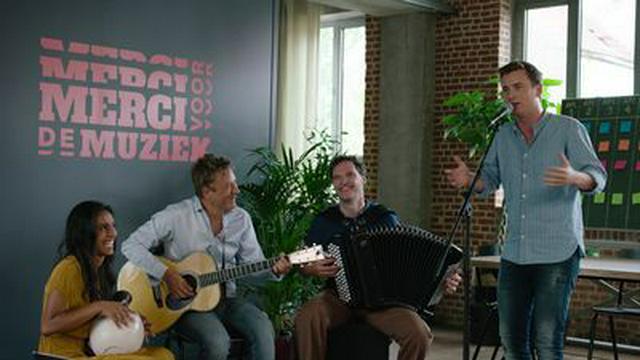 Niels thanks a number of fans with a personal song