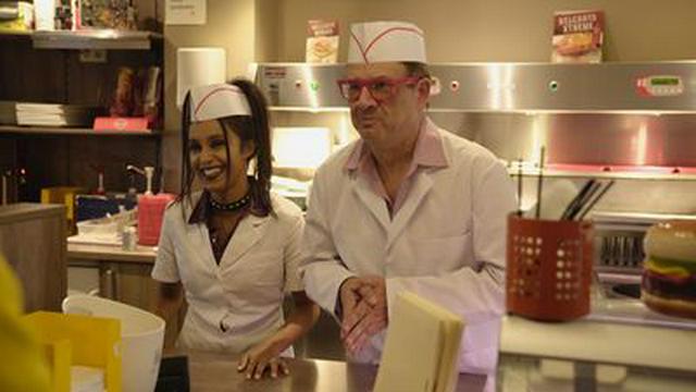 Nora and Bart surprise customers with a musical