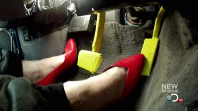 Heisse Heels in schnellen Schlitten