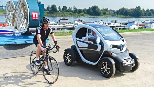 Gara attraverso il paesaggio urbano di San Pietroburgo