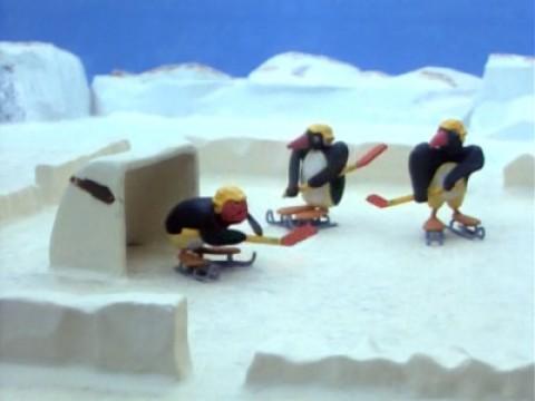 Pingu gioca a hockey sul ghiaccio