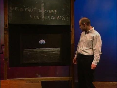 Warum fällt der Mond nicht auf die Erde?