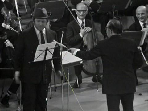 Marve sings Den siste Fleksnes with Kringkastingsorkesteret