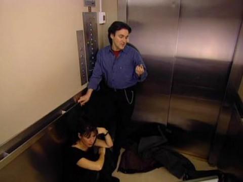 Les voisins 1 - Dans l'ascenseur - Au téléphone 3